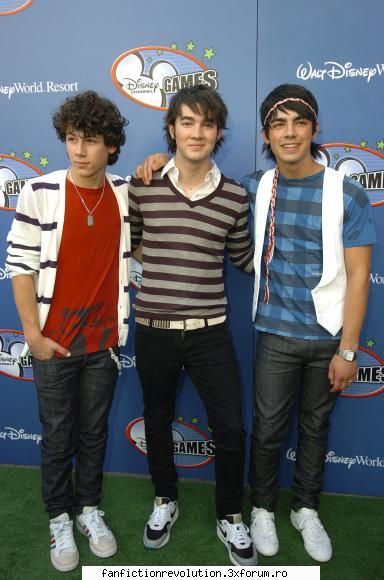 Poze cu cei trei frati!! - cat de sweet e nick aici - jonas Brothers