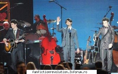 Poze cu cei trei frati!! - MusiCares Honoring Neil Diamond 2009-Spectacol - jonas Brothers