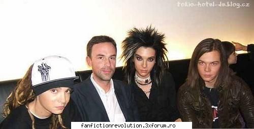 Poze cu trupa - ei si unul dintre impresari - Tokio Hotel